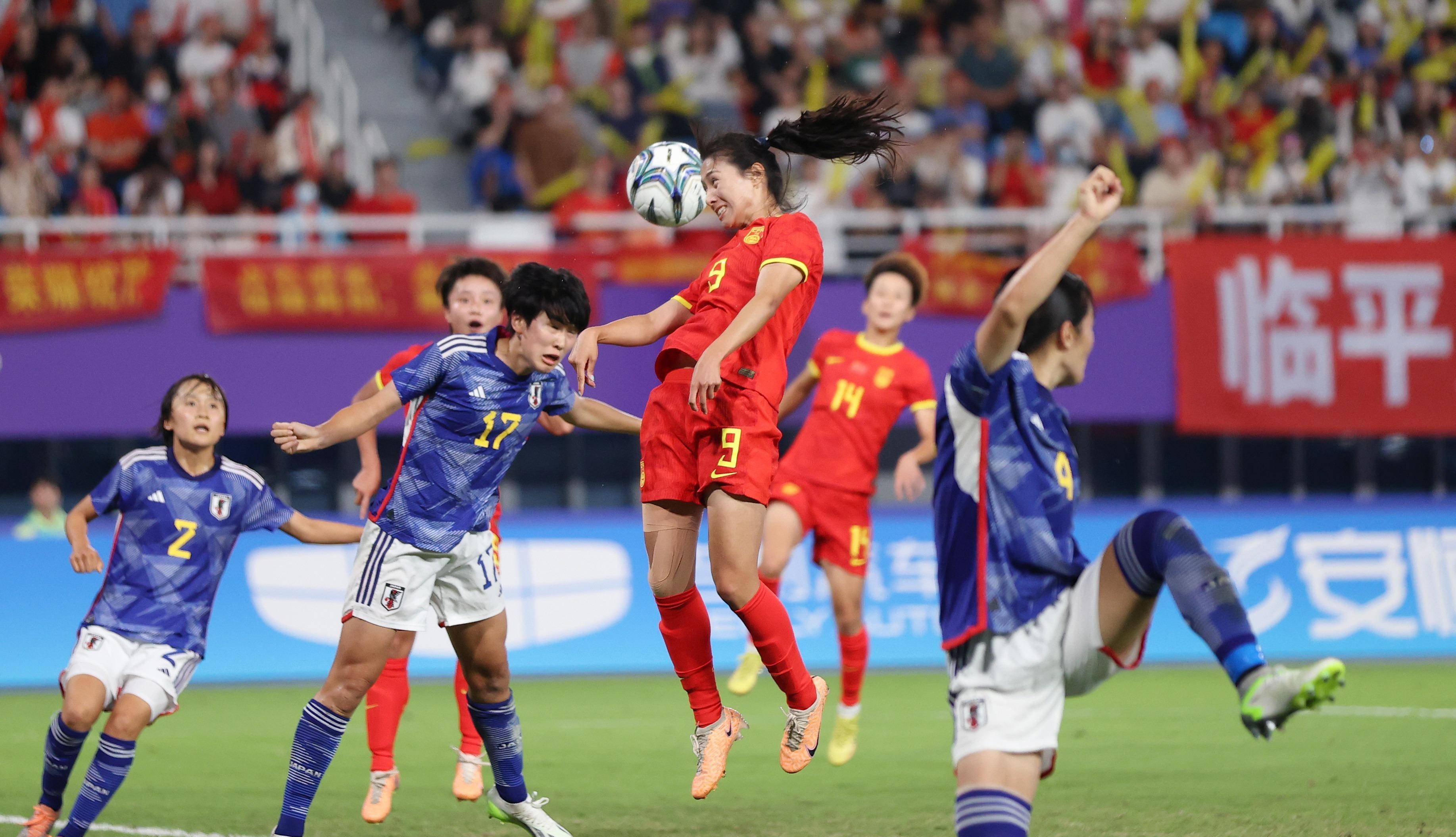 全民热血！女足比赛点燃激情