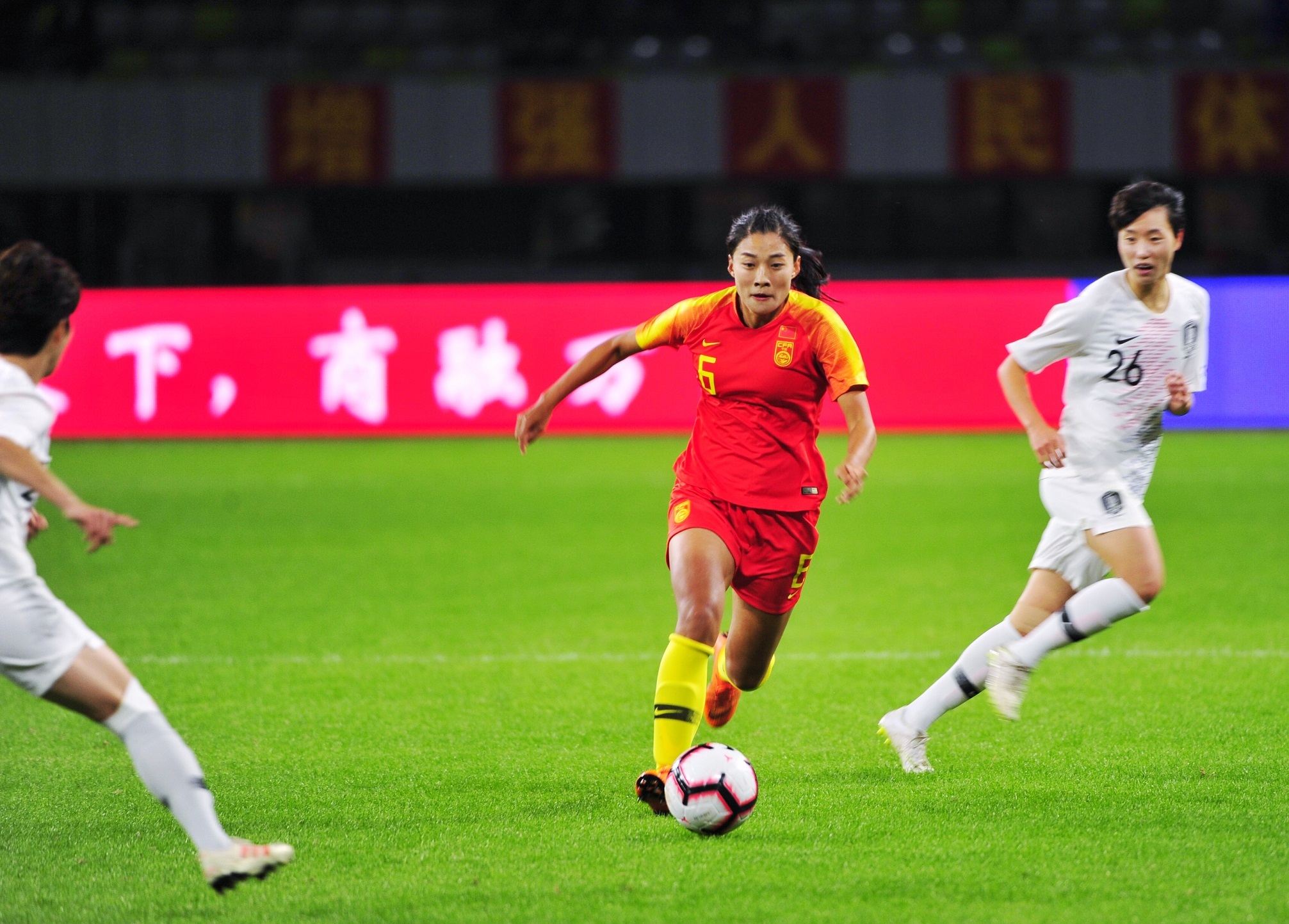 中国女足选手在国际赛场上表现亮眼