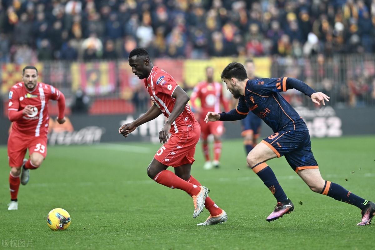 意甲比赛双方火拼，场上争夺激烈