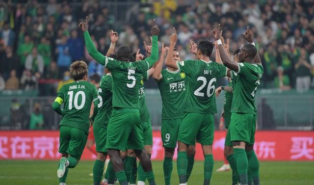 加油加油：球迷们期待着双方的精彩表现