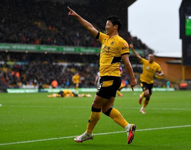 加油加油：球迷们期待着双方的精彩表现