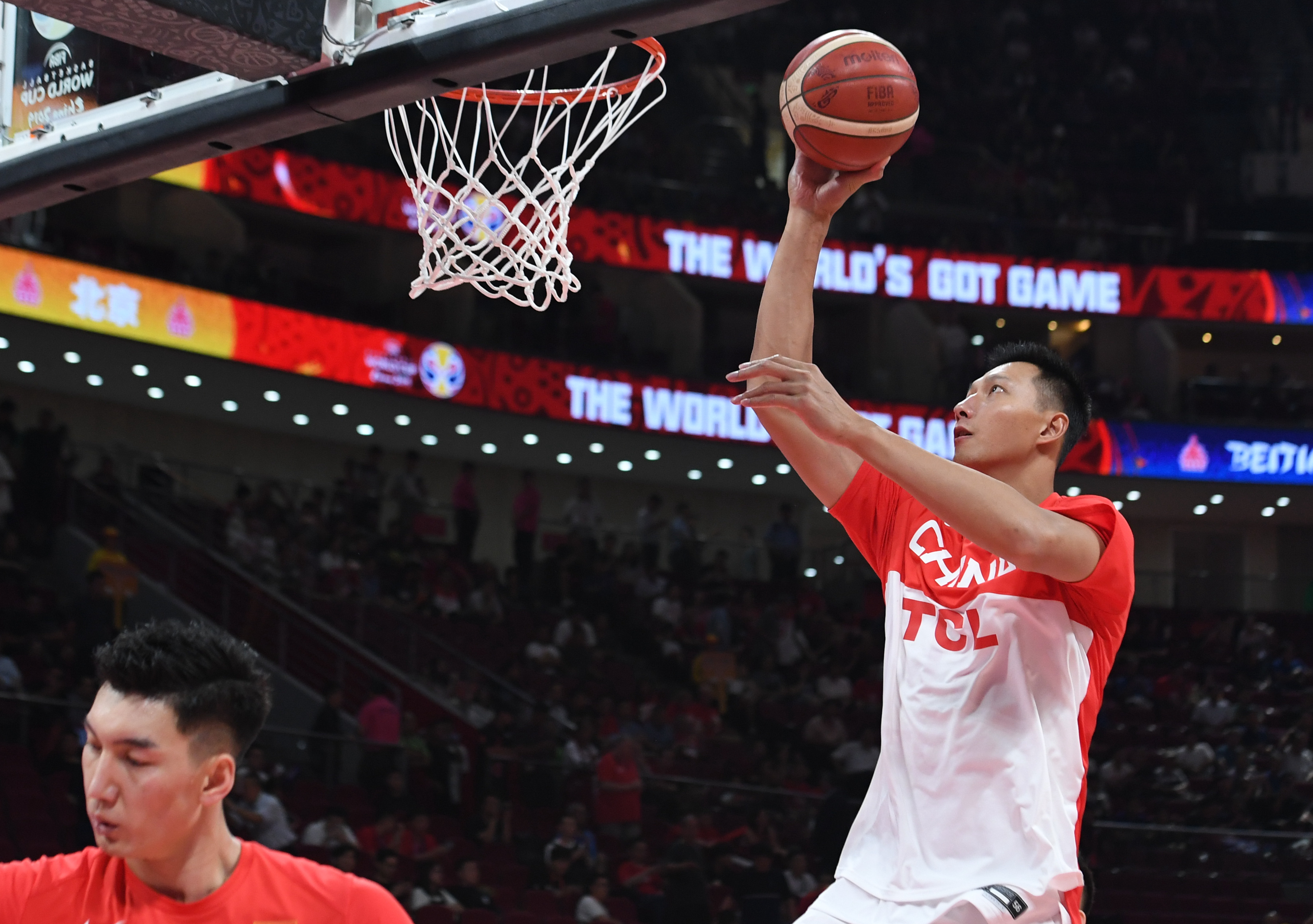 篮球比赛中中国队强大韧性夺胜