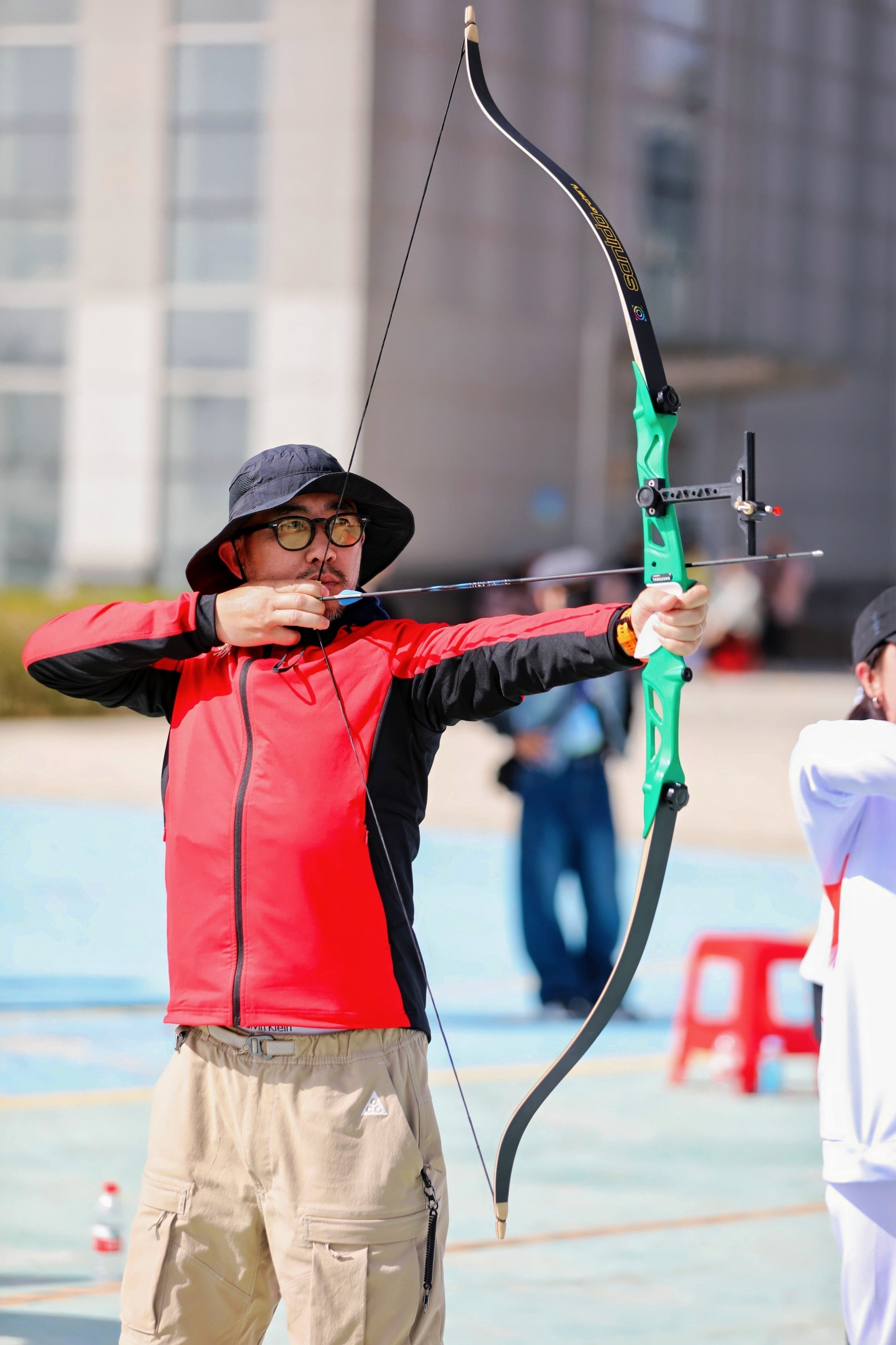 射箭比赛古巴选手射中靶心，实力堪比一流