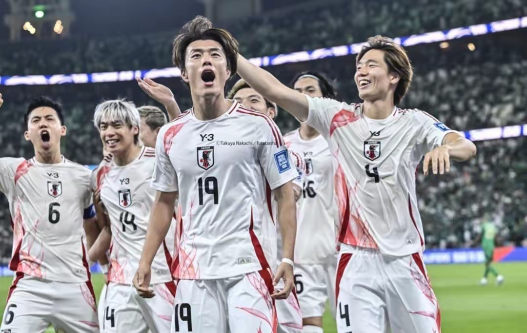 关于这支世界顶级俱乐部足球队夺得历史第十座冠军，球迷欢呼雀跃的信息