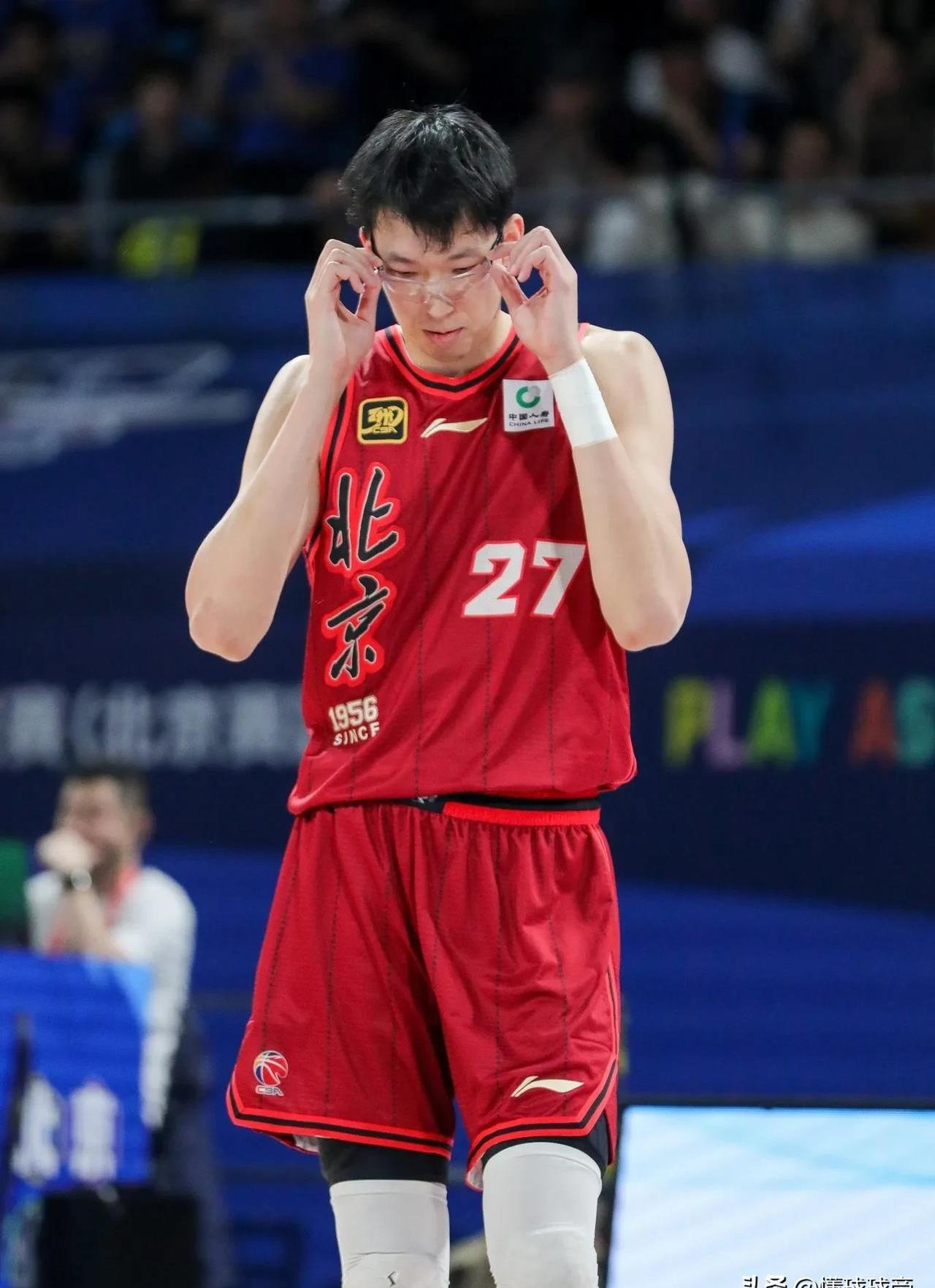 周琦在CBA比赛中表现出色，帮助球队赢得胜利