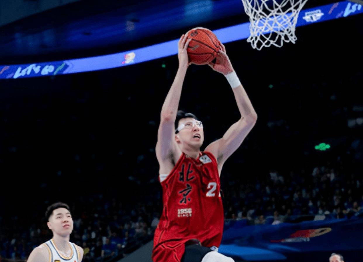 周琦在CBA比赛中表现出色，帮助球队赢得胜利