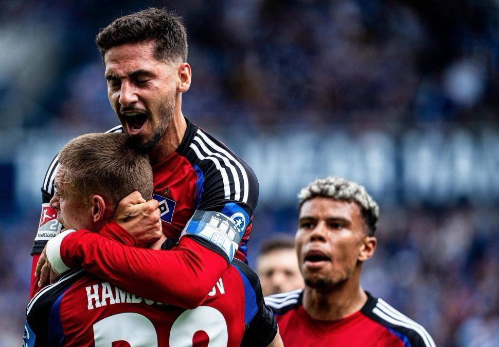 狼堡凭借强大实力在德甲比赛中轻松击败对手，取得胜利