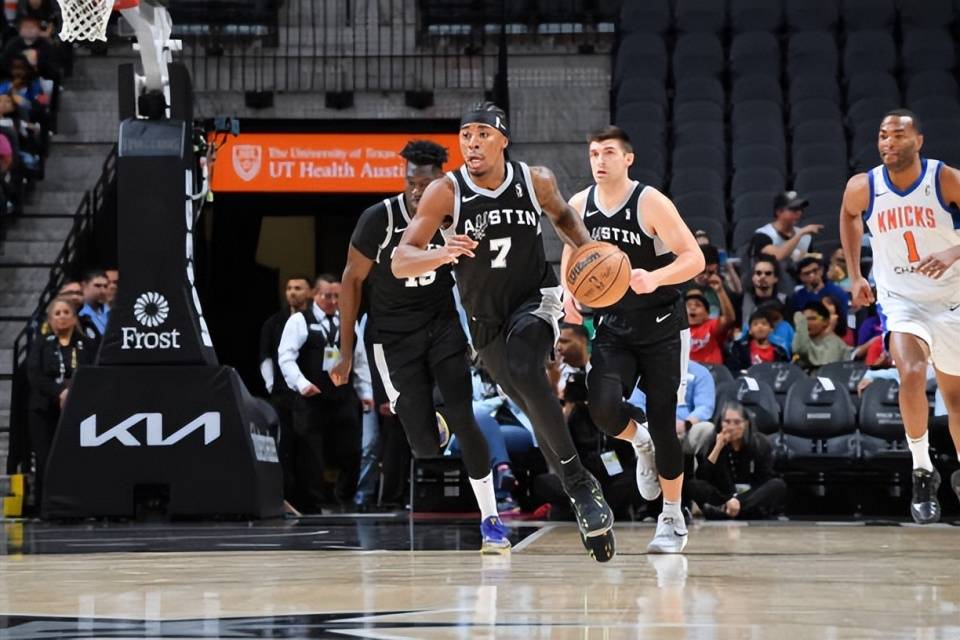 篮网主场不敌马刺，遭遇惨败